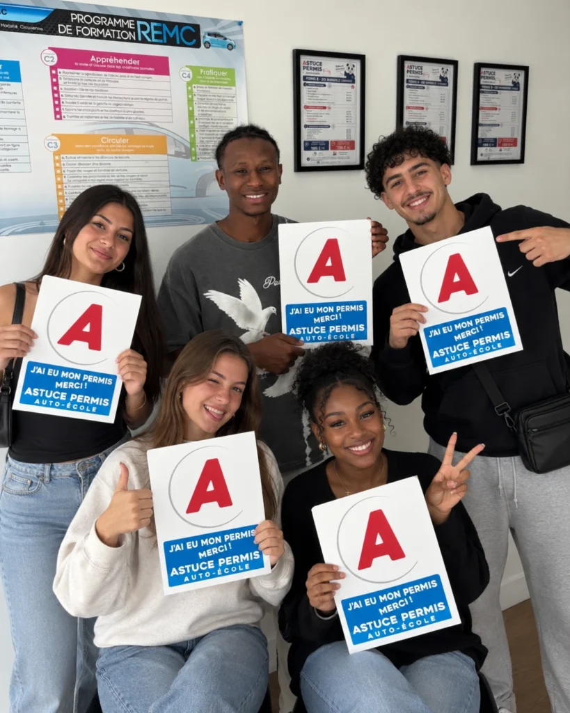 Cinq élèves de l’auto-école Astuce Permis à Bordeaux tenant la pancarte « J’ai eu mon permis, merci ! »